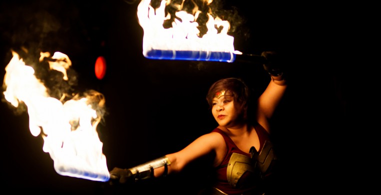 Raks Geek: Firespinner in Wonder Woman Cosplay